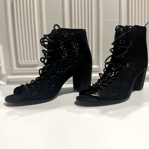 Black women’s bootie sandle with hill.